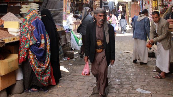 Yemenis shop at a market in the old city of the capital Sanaa (File) - Sputnik International