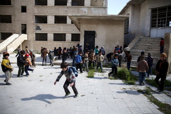 School children clean the courtyard of their school in the rebel held Douma neighborhood of Damascus, Syria, March 29, 2016 - Sputnik International