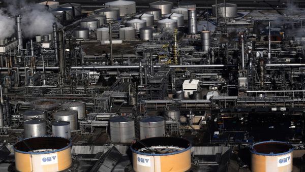 An areal view of the Austrian petrol refinery plant OMV near Vienna - Sputnik International