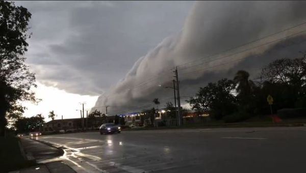 Dramatic Roll Cloud Sweeps Across Southern Florida - Sputnik International