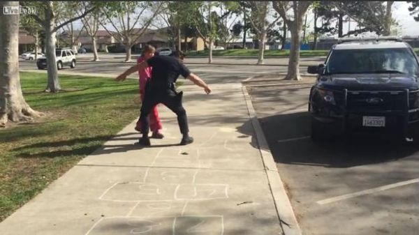 Cop Plays Hopscotch With Homeless Girl - Sputnik International