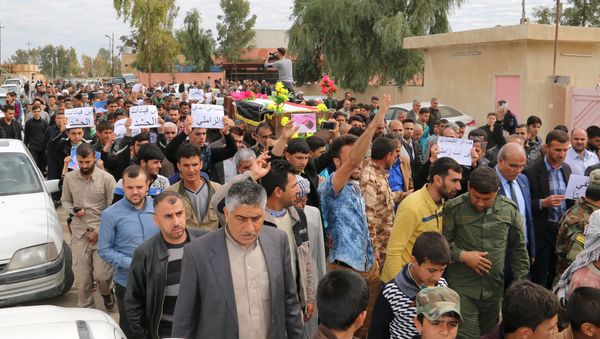 Iraqi men carry the coffin of three-year-old Fatima Wais, who was killed following a chemical attack by Daesh against the town of Taza, south of Kirkuk, during her funeral on March 11, 2016. - Sputnik International