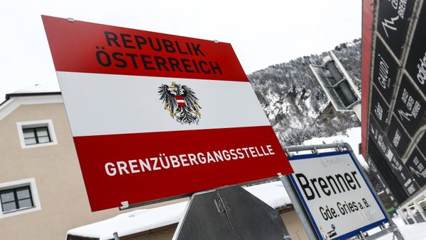 A border sign reading 'Republic of Austria - boarder' is seen in the Italian village of Brenner on the Italian - Austrian boarder - Sputnik International