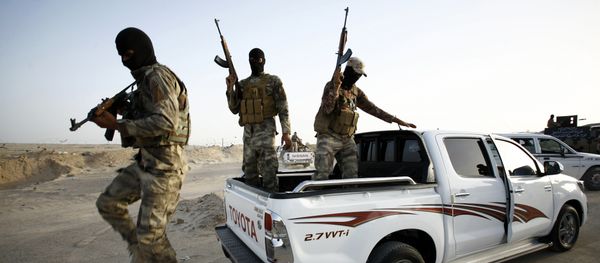 Iraqi Sunni men presented as former jihadists fighting alongside the Islamic State (IS) group who defected to join Iraq government forces take position in Amriyat al-Fallujah, in Iraq's Anbar province, on May 26, 2015. Iraqi Sunni men presented as former jihadists fighting alongside the Islamic State (IS) group who defected to join Iraq government forces take position in Amriyat al-Fallujah, in Iraq's Anbar province, on May 26, 2015. - Sputnik International