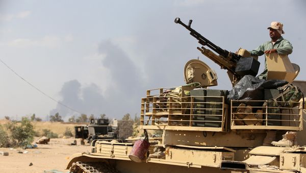 An Iraqi army member mans a tank on the outskirts of Baiji refinery north of Tikrit - Sputnik International