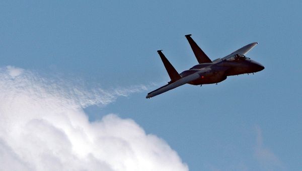 A US Air Force F15 streaks through the sky A US Air Force F15 streaks through the sky - Sputnik International