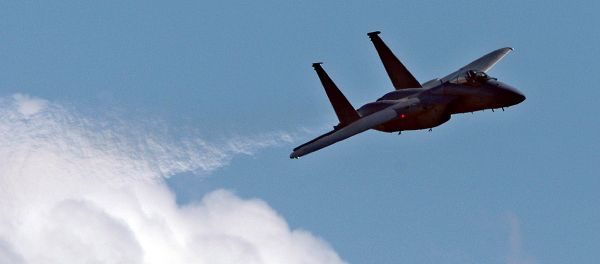 A US Air Force F15 streaks through the sky A US Air Force F15 streaks through the sky - Sputnik International