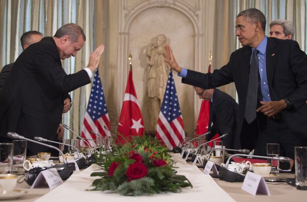 US President Barack Obama (R) greets Turkish President Recep Tayyip Erdogan prior to a meeting at the US Chief of Mission’s residence in Paris on December 1, 2015 - Sputnik International