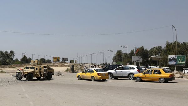 Iraqi security forces stand guard near the site of a suicide attack, which was targeting a checkpoint, in Baghdad April 4, 2016. - Sputnik International