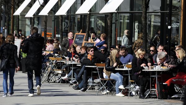 People enjoy a sunny afternoon at the terrace of a bar in Stockholm People enjoy a sunny afternoon at the terrace of a bar in Stockholm - Sputnik International