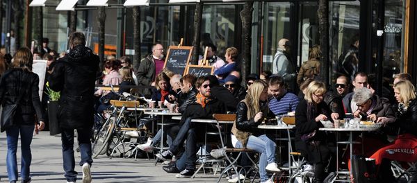 People enjoy a sunny afternoon at the terrace of a bar in Stockholm People enjoy a sunny afternoon at the terrace of a bar in Stockholm - Sputnik International