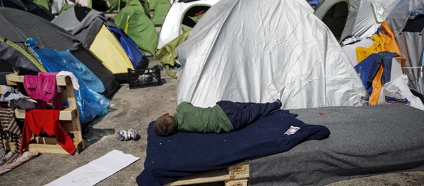 A child sleeps outside a tent at a makeshift camp for refugees and migrants at the port of Piraeus, near Athens, Greece April 3, 2016. - Sputnik International