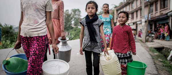 Children carry buckets to get water distributed as relief aid outside Bungamati village, in the outskirts of Kathmandu on May 8, 2015. - Sputnik International