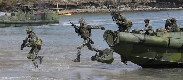 Philippine Marines exit from a U.S.-made fast craft as they assault a target during a live-fire joint U.S.-Philippines military exercise dubbed Balikatan 2014. - Sputnik International