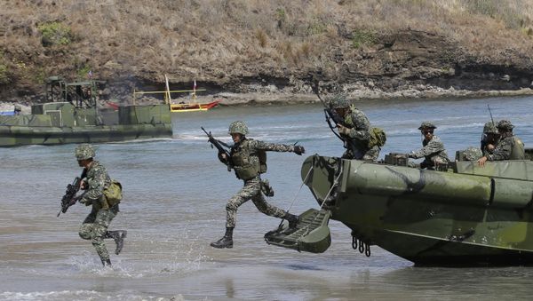 Philippine Marines exit from a U.S.-made fast craft as they assault a target during a live-fire joint U.S.-Philippines military exercise dubbed Balikatan 2014. - Sputnik International