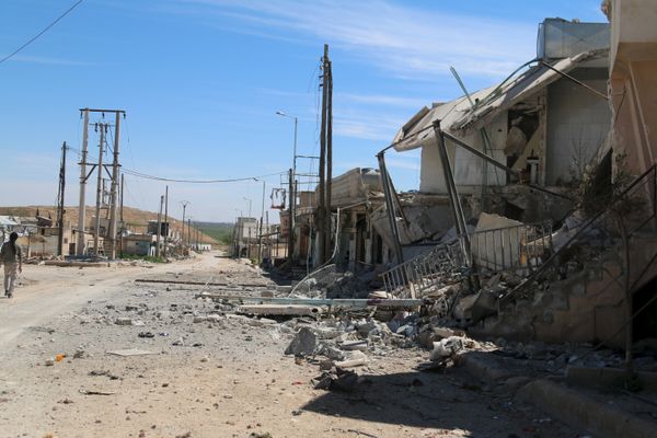 A man walks near damaged houses after Syrian rebels and the al Qaeda-affiliated Nusra Front took control of al-'Iss town, in Aleppo countryside, Syria April 2, 2016. A man walks near damaged houses after Syrian rebels and the al Qaeda-affiliated Nusra Front took control of al-'Iss town, in Aleppo countryside, Syria April 2, 2016. - Sputnik International