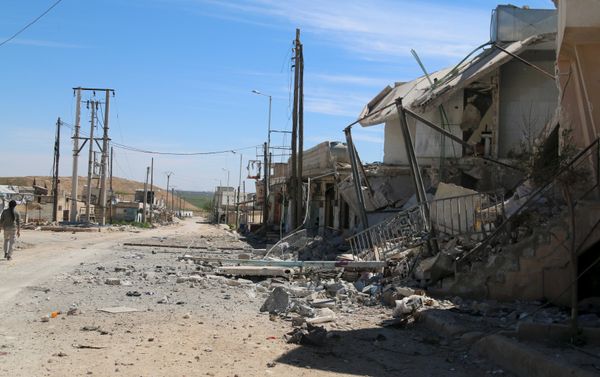 A man walks near damaged houses after Syrian rebels and the al Qaeda-affiliated Nusra Front took control of al-'Iss town, in Aleppo countryside, Syria April 2, 2016. - Sputnik International
