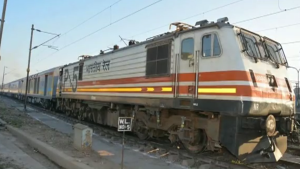 India's first semi-bullet train, Gatiman Express  - Sputnik International