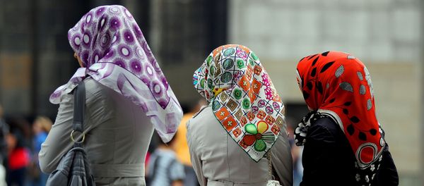 Three women of Turkish origin wearing colourful headscarves - Sputnik International