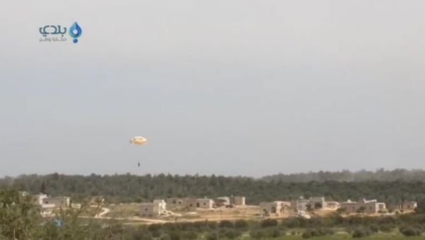 A pilot parachutes from a plane that was shot down, in this still image taken from video footage said to be shot in Al Eiss, Aleppo province, Syria, and uploaded to a social media website on April 5, 2016. A pilot parachutes from a plane that was shot down, in this still image taken from video footage said to be shot in Al Eiss, Aleppo province, Syria, and uploaded to a social media website on April 5, 2016. - Sputnik International