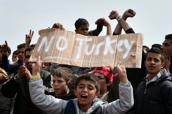 Refugees and migrants including children who left the Chios registration camp, shout slogans and hold placards reading 'No Turkey during a protest on April 3, 2016 as they camp out in the port of Chios.  - Sputnik International