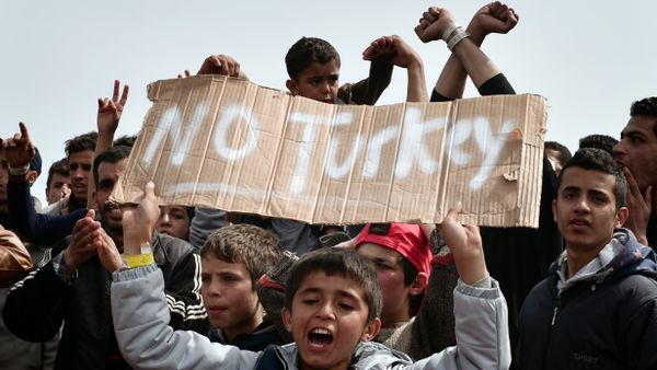 Refugees and migrants including children who left the Chios registration camp, shout slogans and hold placards reading 'No Turkey during a protest on April 3, 2016 as they camp out in the port of Chios. Refugees and migrants including children who left the Chios registration camp, shout slogans and hold placards reading 'No Turkey during a protest on April 3, 2016 as they camp out in the port of Chios. - Sputnik International