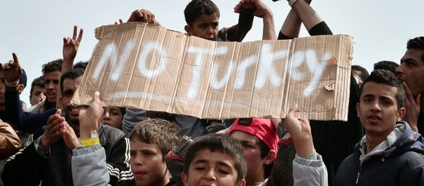 Refugees and migrants including children who left the Chios registration camp, shout slogans and hold placards reading 'No Turkey during a protest on April 3, 2016 as they camp out in the port of Chios. Refugees and migrants including children who left the Chios registration camp, shout slogans and hold placards reading 'No Turkey during a protest on April 3, 2016 as they camp out in the port of Chios. - Sputnik International