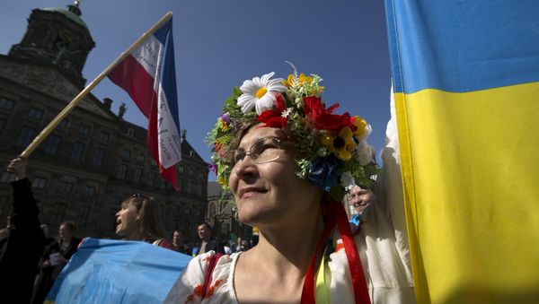 A Ukrainian woman stands in front of the Royal Palace during a demonstration on the EU referendum, at the Dam Square in Amsterdam, April 3, 2016 - Sputnik International