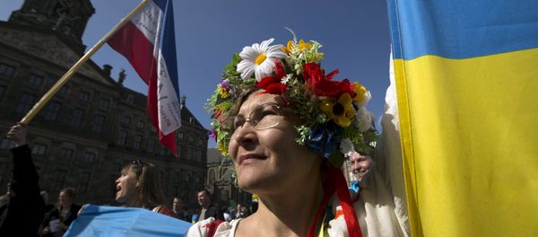 A Ukrainian woman stands in front of the Royal Palace during a demonstration on the EU referendum, at the Dam Square in Amsterdam, April 3, 2016 A Ukrainian woman stands in front of the Royal Palace during a demonstration on the EU referendum, at the Dam Square in Amsterdam, April 3, 2016 - Sputnik International