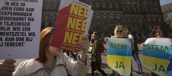 Demonstrators who support the yes vote of an EU referendum and those who support the no vote protest at the Dam Square in Amsterdam, the Netherlands April 3, 2016 Demonstrators who support the yes vote of an EU referendum and those who support the no vote protest at the Dam Square in Amsterdam, the Netherlands April 3, 2016 - Sputnik International
