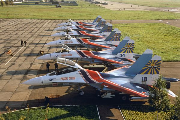 Top Class Aerobatics of Russian Knights - Sputnik International