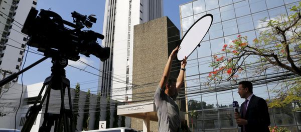Members of the media stand outside the Arango Orillac Building where Mossack Fonseca law firm is situated at in Panama City, April 5, 2016 - Sputnik International