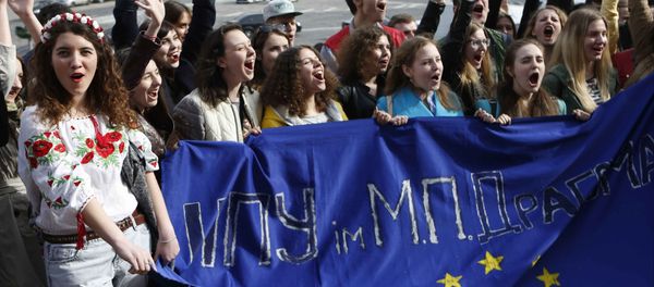 Ukrainian students hold a EU flag with a sign reading A pedagogical university, as they stand in a live chain in downtown Kiev, Ukraine, Tuesday, April 5, 2016. Ukrainian students gathered in Kiev to back Ukraine's cause on the eve of a Dutch referendum on an association deal between Ukraine and the EU Ukrainian students hold a EU flag with a sign reading A pedagogical university, as they stand in a live chain in downtown Kiev, Ukraine, Tuesday, April 5, 2016. Ukrainian students gathered in Kiev to back Ukraine's cause on the eve of a Dutch referendum on an association deal between Ukraine and the EU - Sputnik International