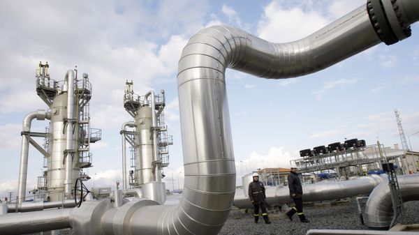 Turkish technicians walk at the Silivri natural gas storage facility in Silivri, near Istanbul, Turkey, Wednesday, Jan. 7, 2009 - Sputnik International