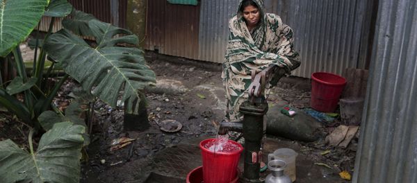 In this April 5, 2016 photo, a Bangladeshi woman collects arsenic-tainted water from a tube-well in Khirdasdi village, outskirts of Dhaka, Bangladesh - Sputnik International