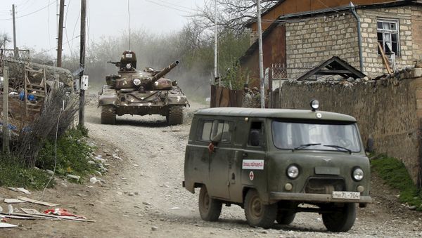 A tank of the self-defense army of Nagorno-Karabakh moves on the road in the village of Talish April 6, 2016 A tank of the self-defense army of Nagorno-Karabakh moves on the road in the village of Talish April 6, 2016 - Sputnik International