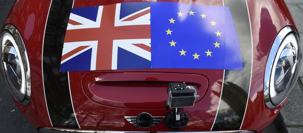 A Mini car is seen with a Union flag and European Union flag design on its bonnet in London, Britain March 31, 2016 - Sputnik International