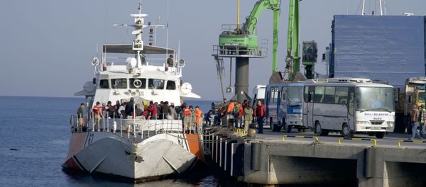 (File) Migrants disembark after they were apprehended by the Turkish coast guard on the Aegean Sea between Turkey and Greece, in Dikili port, Turkey, Wednesday, April 6, 2016 - Sputnik International