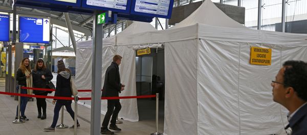 People cast their vote for the consultative referendum on the association between Ukraine and the European Union in a makeshift polling booth at the Central train station in Utrecht, the Netherlands, April 6, 2016 - Sputnik International