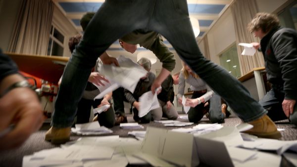 Officials count the votes of the Dutch referendum about the association agreement between the EU and Ukraine on April 6, 2016 at a voting office in Schiermonnikoog - Sputnik International