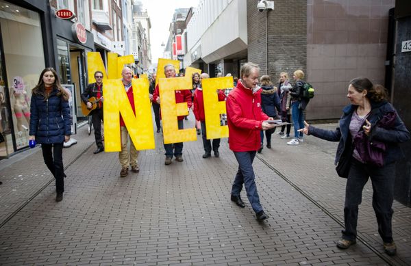 Dutch member of the Socialist Party (SP) Harry van Bommel hands out flyers against a referendum on the association treaty with Ukraine, in The Hague, on April 5, 2016 - Sputnik International