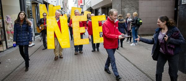 Dutch member of the Socialist Party (SP) Harry van Bommel hands out flyers against a referendum on the association treaty with Ukraine, in The Hague, on April 5, 2016 Dutch member of the Socialist Party (SP) Harry van Bommel hands out flyers against a referendum on the association treaty with Ukraine, in The Hague, on April 5, 2016 - Sputnik International