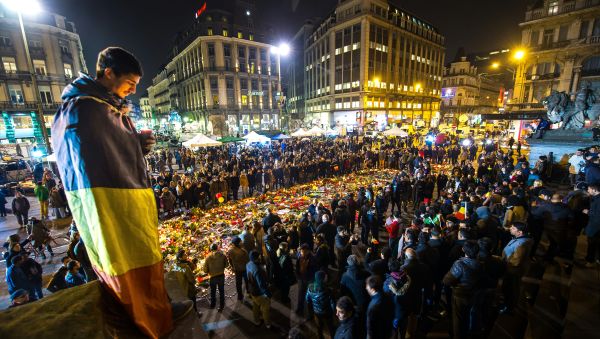 A man wrapped in a Belgian flag holds a candle as people gather at a makeshift memorial in front of Brussel's Stock Exchange on Place de la Bourse (Beursplein) on March 24, 2016 A man wrapped in a Belgian flag holds a candle as people gather at a makeshift memorial in front of Brussel's Stock Exchange on Place de la Bourse (Beursplein) on March 24, 2016 - Sputnik International