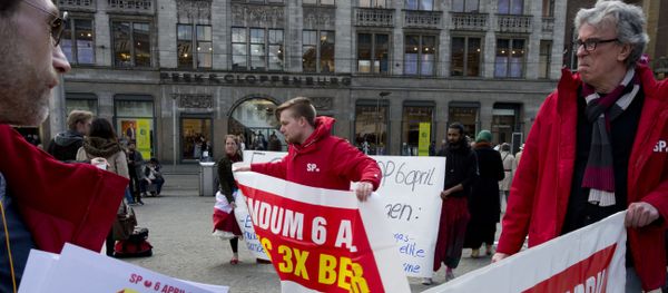 Demonstrators call for a NO vote in Wednesday's upcoming EU-Ukraine referendum, in Amsterdam, Netherlands, Sunday, April 3, 2016 - Sputnik International