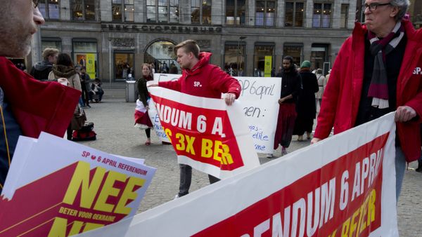 Demonstrators call for a NO vote in Wednesday's upcoming EU-Ukraine referendum, in Amsterdam, Netherlands, Sunday, April 3, 2016 - Sputnik International