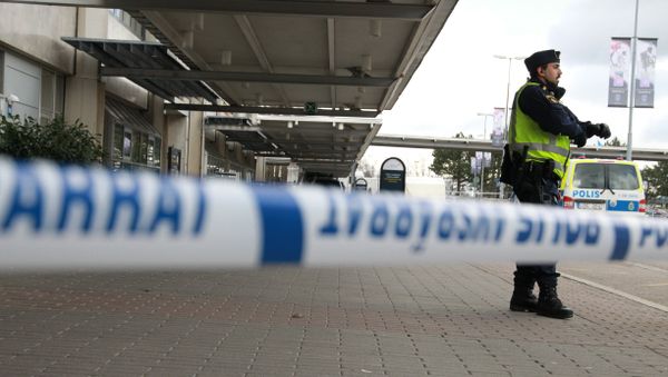 A police officer guard the cornered off domestic flight terminal at Goteborg Landvetter airport after a bomb threat on March 31, 2016 A police officer guard the cornered off domestic flight terminal at Goteborg Landvetter airport after a bomb threat on March 31, 2016 - Sputnik International