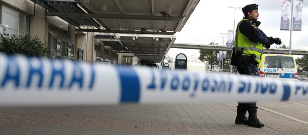 A police officer guard the cornered off domestic flight terminal at Goteborg Landvetter airport after a bomb threat on March 31, 2016 - Sputnik International