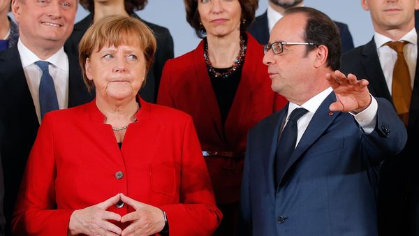 German Chancellor Angela Merkel (L) and French President Francois Hollande talk as they pose with ministers for a family picture during a joint Franco-German cabinet meeting in Metz, France, April 7, 2016. German Chancellor Angela Merkel (L) and French President Francois Hollande talk as they pose with ministers for a family picture during a joint Franco-German cabinet meeting in Metz, France, April 7, 2016. - Sputnik International