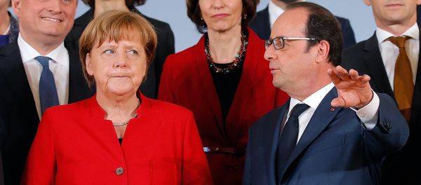 German Chancellor Angela Merkel (L) and French President Francois Hollande talk as they pose with ministers for a family picture during a joint Franco-German cabinet meeting in Metz, France, April 7, 2016. German Chancellor Angela Merkel (L) and French President Francois Hollande talk as they pose with ministers for a family picture during a joint Franco-German cabinet meeting in Metz, France, April 7, 2016. - Sputnik International