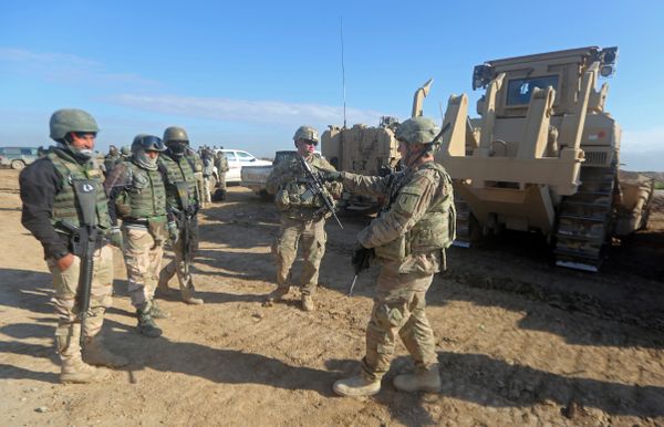 US soldiers give guidance as they train Iraq's 72nd Brigade in a live-fire exercise in Basmaya base, southeast of the Iraqi capital, Baghdad, on January 27, 2016 - Sputnik International